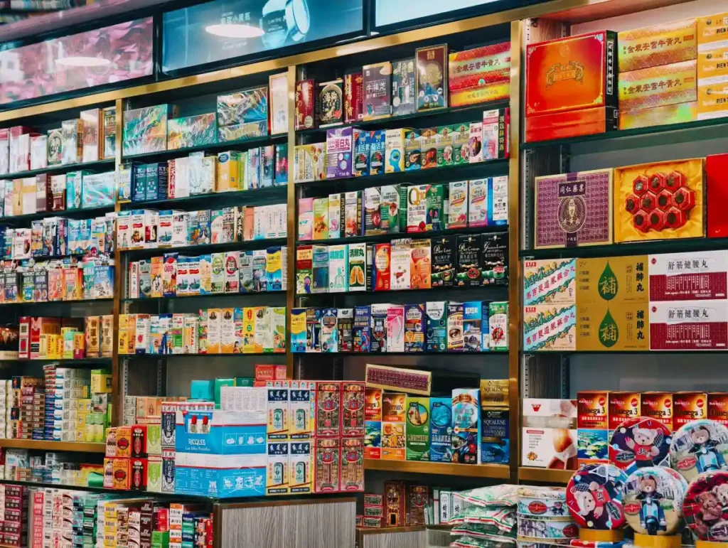 Berbagai produk Asia yang disusun rapi di rak supermarket sebagai contoh bundling produk