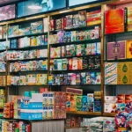 Berbagai produk Asia yang disusun rapi di rak supermarket sebagai contoh bundling produk