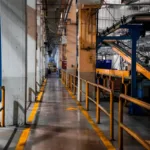 Interior pabrik modern dengan mesin industri dan sistem konveyor